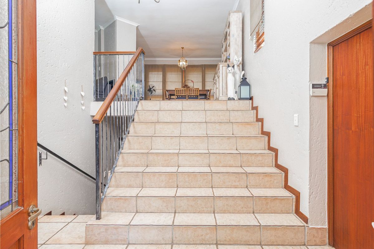 4 bedroom double-story home situated in an exclusive golf estate - Photo 4