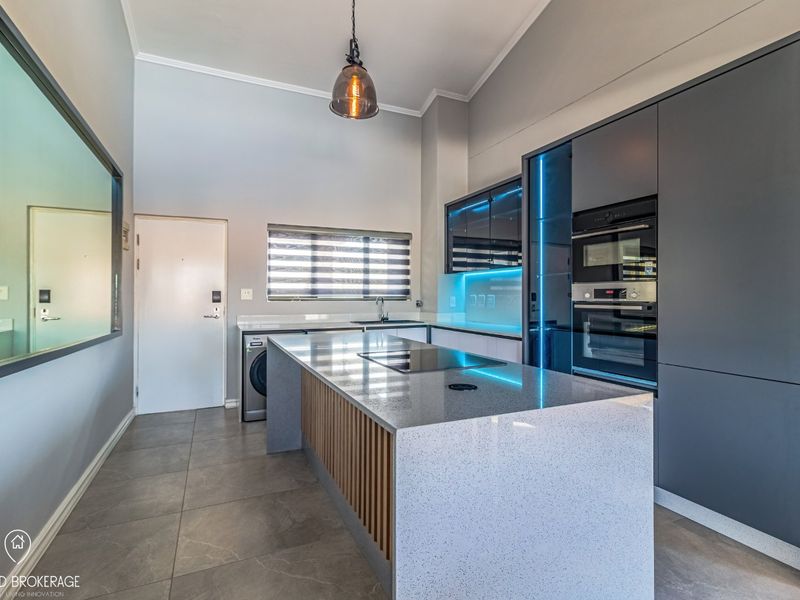 Stylish 3 Bedroom Apartment For Sale in Bedfordview - Photo 5