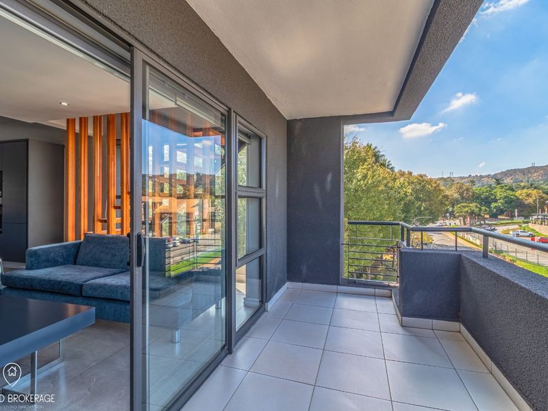 Stylish 3 Bedroom Apartment For Sale in Bedfordview - Photo 10