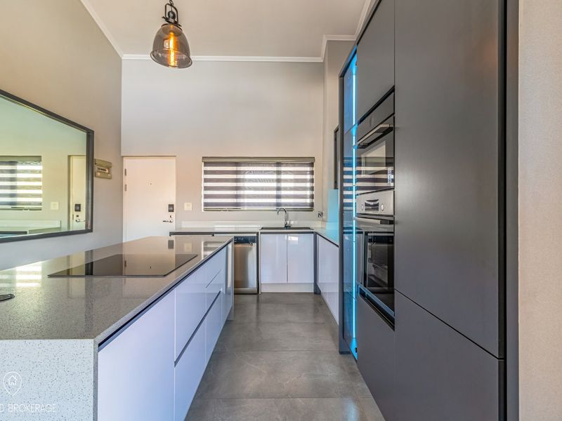 Stylish 3 Bedroom Apartment For Sale in Bedfordview - Photo 7