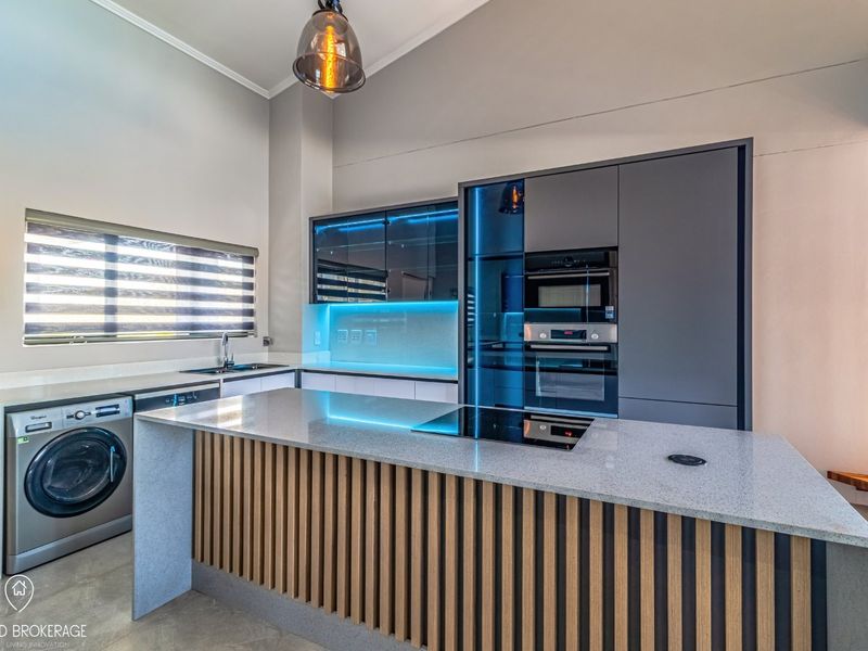 Stylish 3 Bedroom Apartment For Sale in Bedfordview - Photo 6