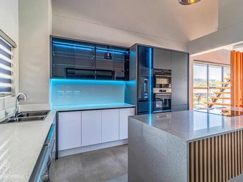 Stylish 3 Bedroom Apartment For Sale in Bedfordview - Photo 3