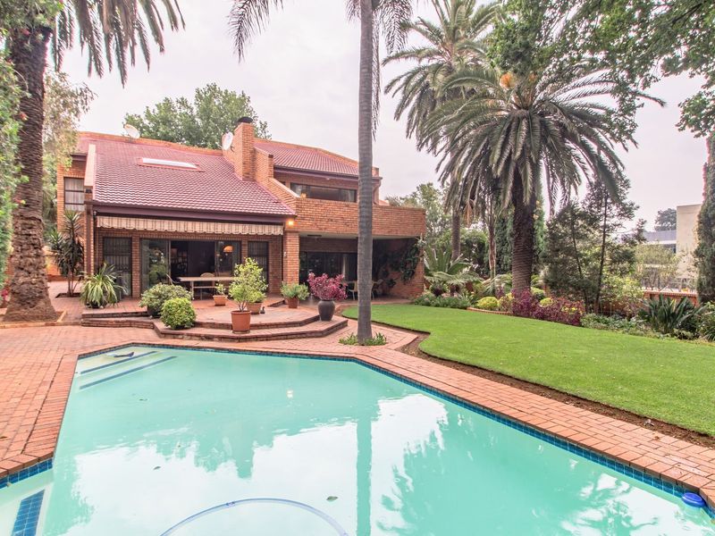 4 Bedroom Family Home in Secure Boomed Area in Bedfordview - Photo 2