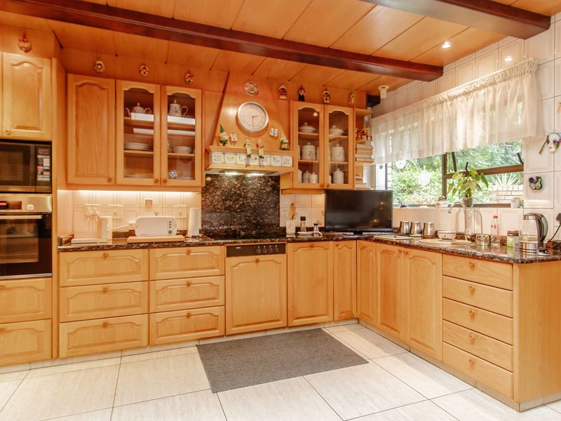 4 Bedroom Family Home in Secure Boomed Area in Bedfordview - Photo 4