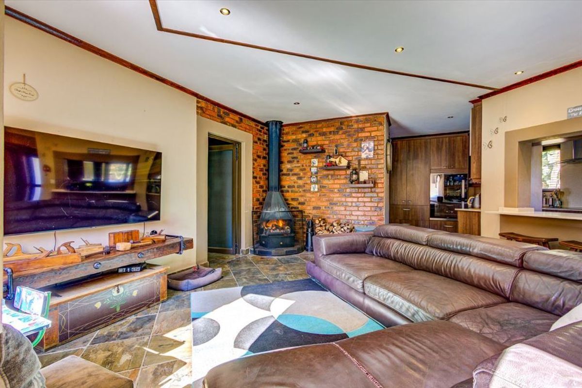 Luxurious Five-Bedroom Home with Pool and Four Garages - Photo 2