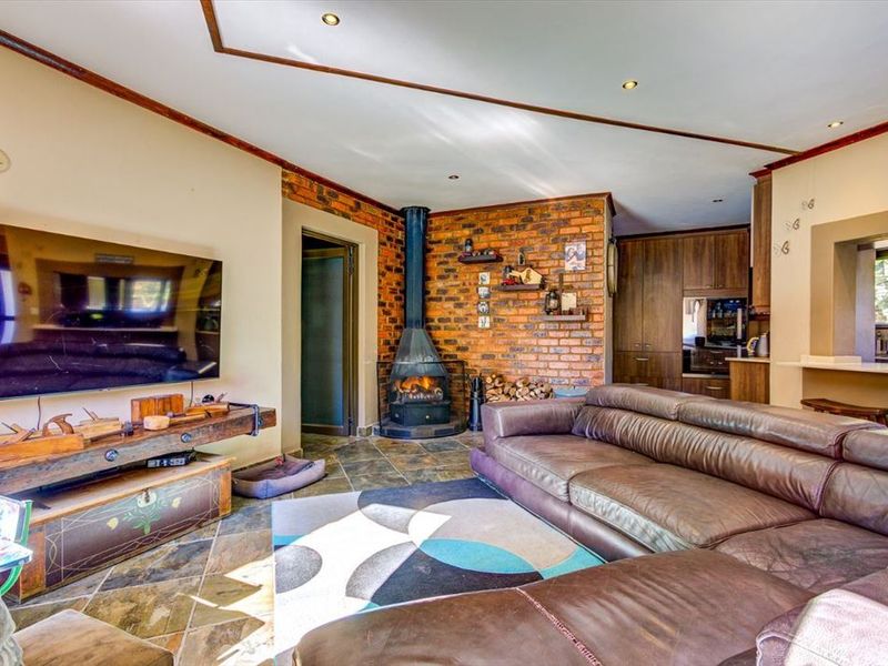 Luxurious Five-Bedroom Home with Pool and Four Garages - Photo 2