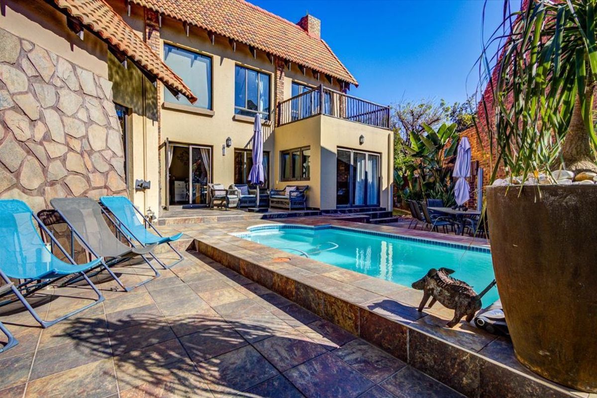 Luxurious Five-Bedroom Home with Pool and Four Garages - Photo 3