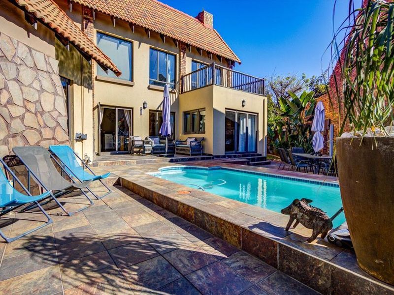 Luxurious Five-Bedroom Home with Pool and Four Garages - Photo 3