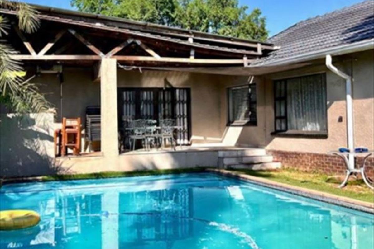 Elegant Five-Bedroom Home with Dual Kitchens and Spacious Living Areas - Photo 3