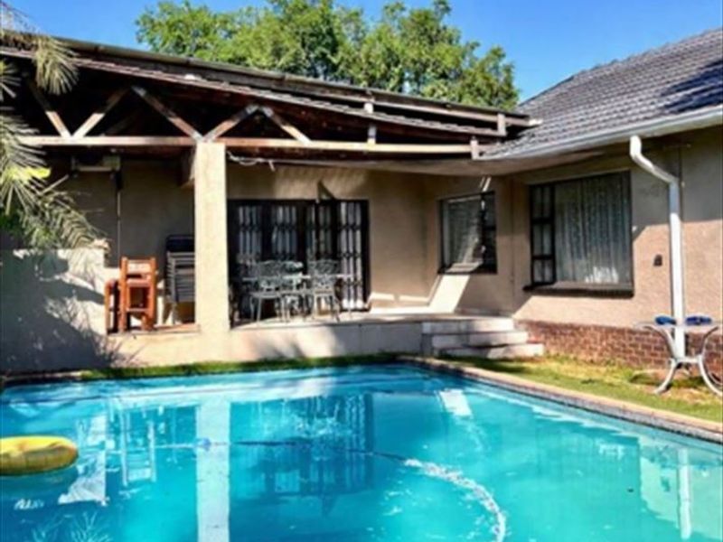 Elegant Five-Bedroom Home with Dual Kitchens and Spacious Living Areas - Photo 3