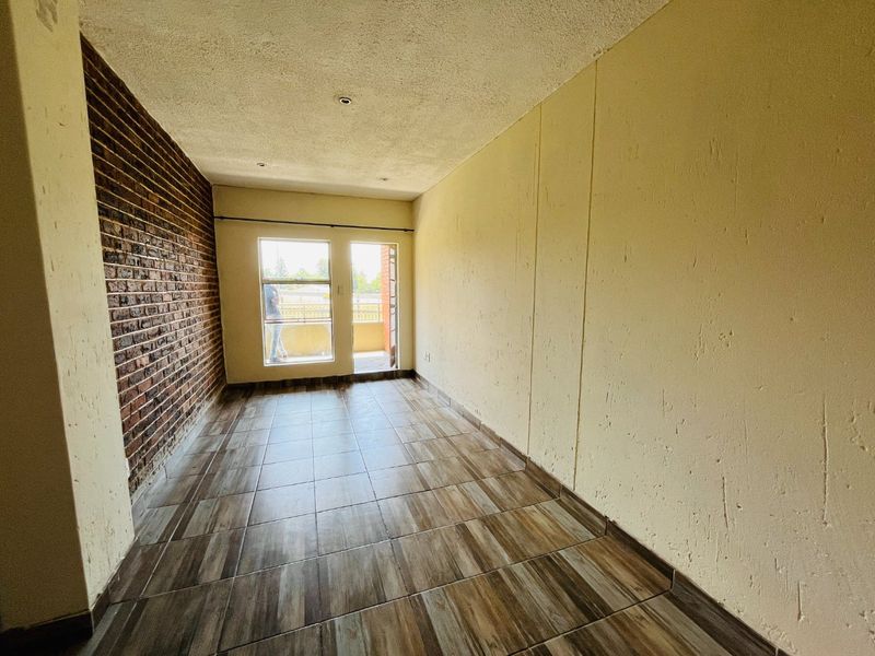 Modern two bedroom and 1 bath apartment/flat for sale in Buccleuch, secure now!! - Photo 8