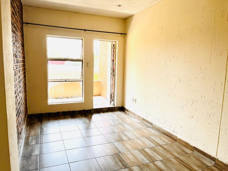 Modern two bedroom and 1 bath apartment/flat for sale in Buccleuch, secure now!! - Photo 7