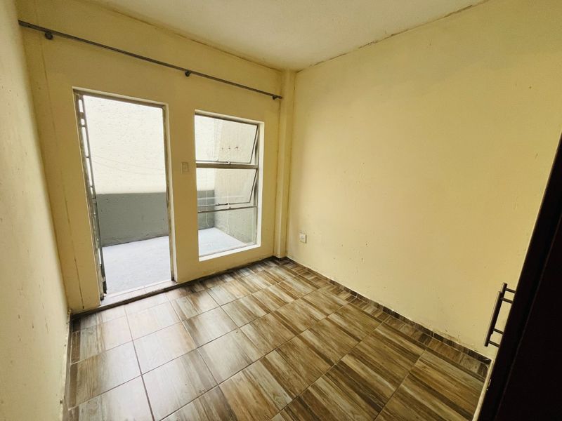 Modern two bedroom and 1 bath apartment/flat for sale in Buccleuch, secure now!! - Photo 6