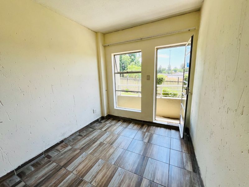 Modern two bedroom and 1 bath apartment/flat for sale in Buccleuch, secure now!! - Photo 5