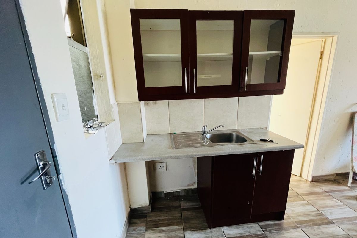 Modern two bedroom and 1 bath apartment/flat for sale in Buccleuch, secure now!! - Photo 3
