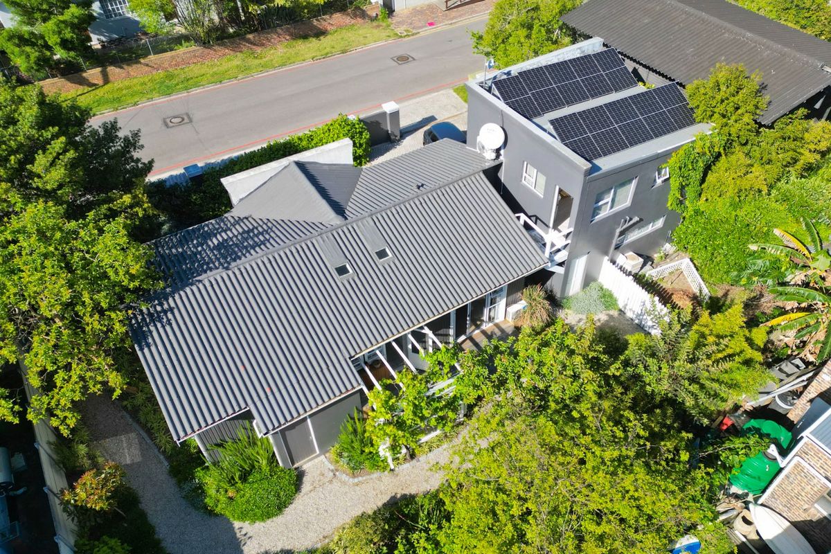 Striking Georgian-Style Home – Centrally Located. - Photo 2