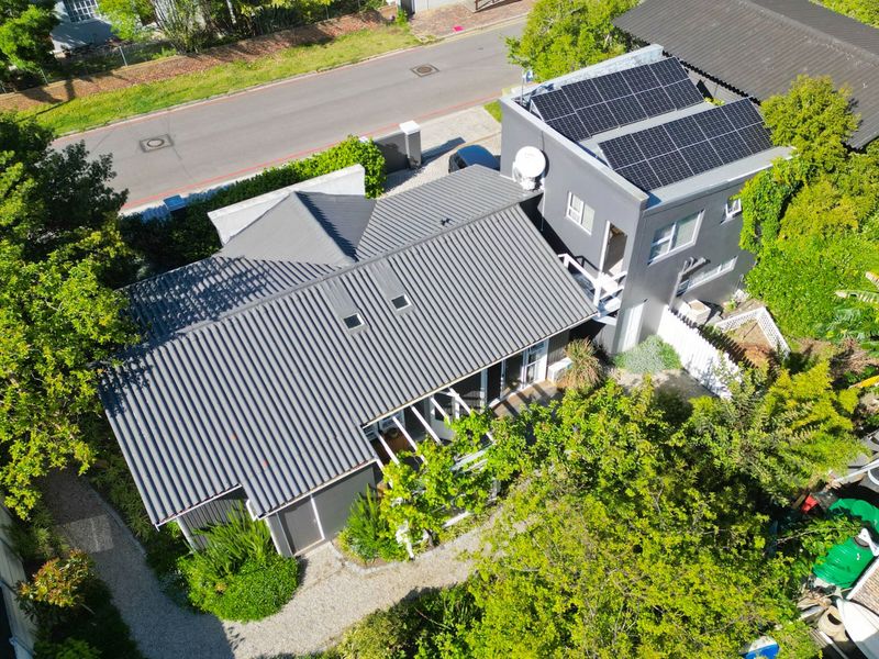 Striking Georgian-Style Home – Centrally Located. - Photo 2