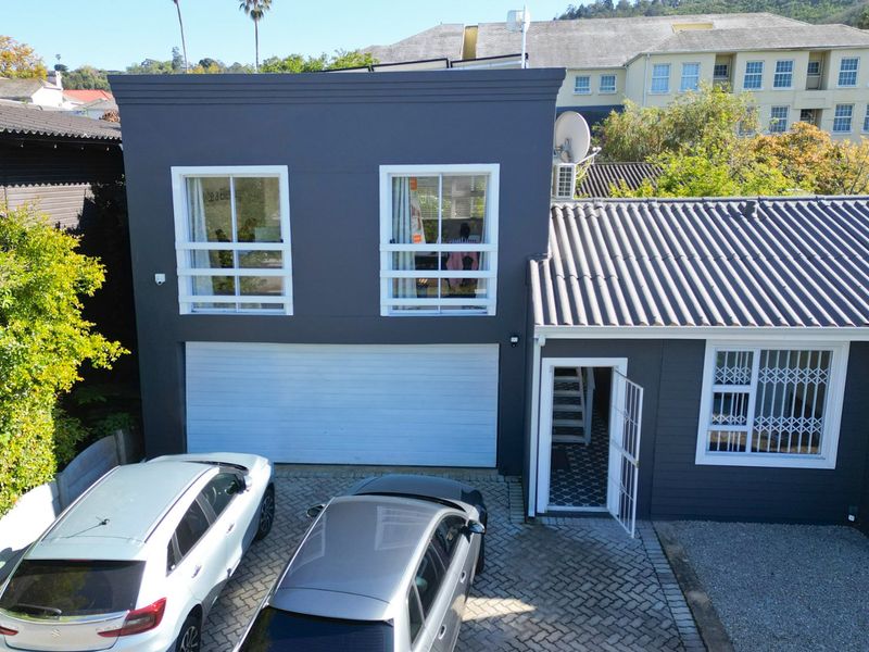 Striking Georgian-Style Home – Centrally Located. - Photo 3