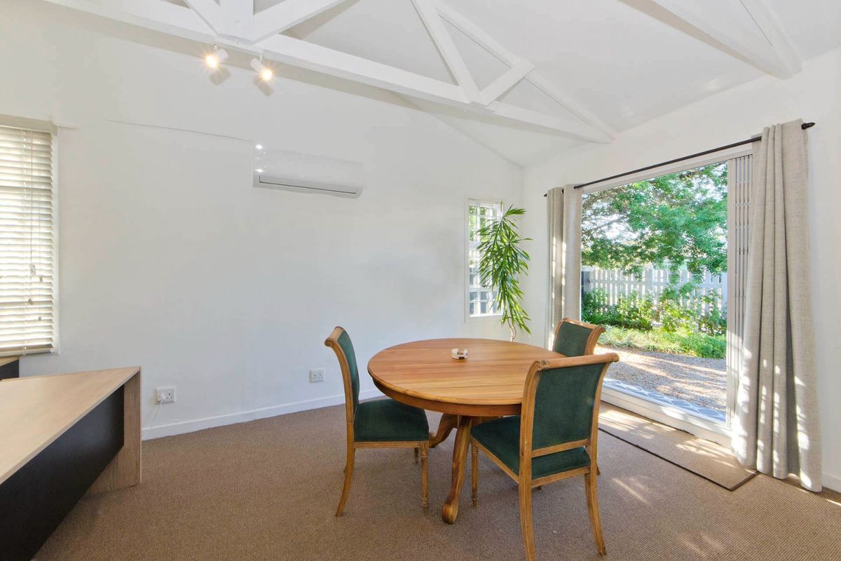 Striking Georgian-Style Home – Centrally Located. - Photo 5