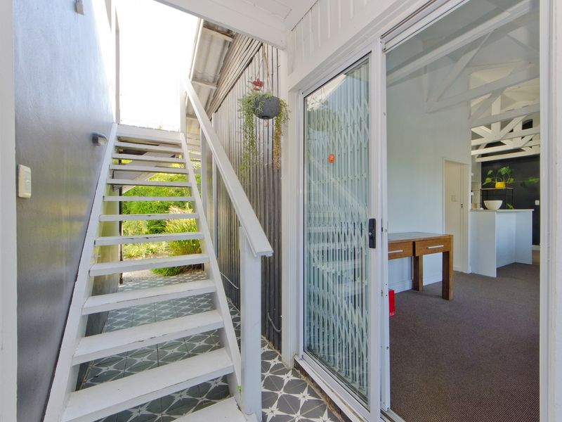 Striking Georgian-Style Home – Centrally Located. - Photo 10