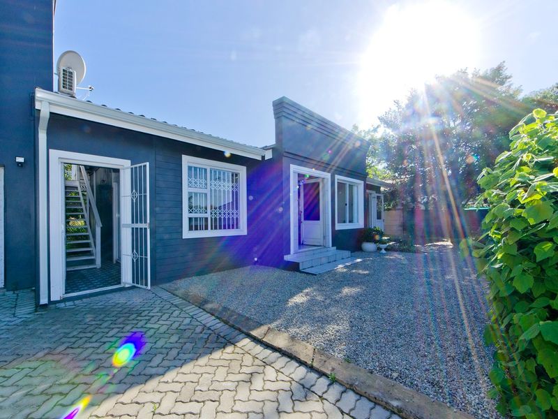 Striking Georgian-Style Home – Centrally Located. - Photo 9