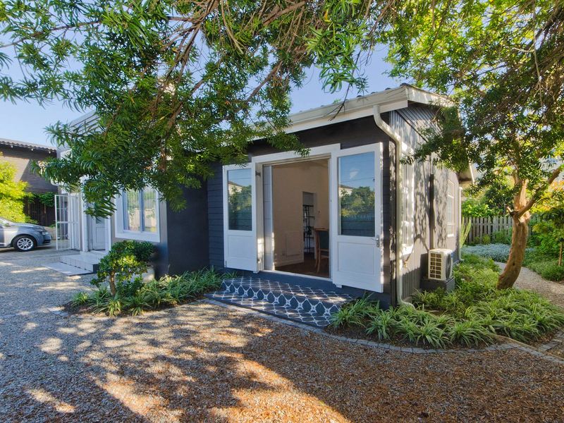 Striking Georgian-Style Home – Centrally Located. - Photo 6