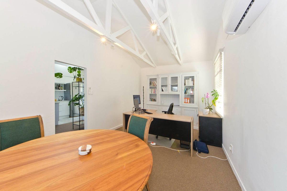 Striking Georgian-Style Home – Centrally Located. - Photo 4