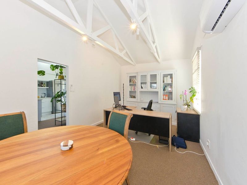 Striking Georgian-Style Home – Centrally Located. - Photo 4