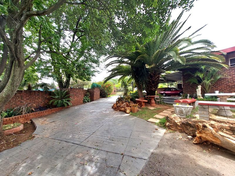 Exceptional Income-Generating Property! - Photo 5