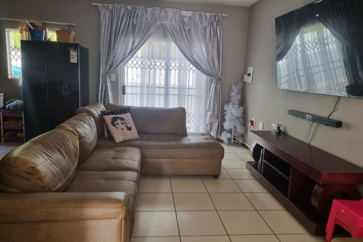 THREE BEDROOM TOWN HOUSE AVAILABLE IMMEDIATLEY 01 JANUARY 2026 - Photo 4