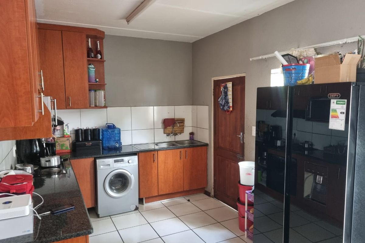 THREE BEDROOM TOWN HOUSE AVAILABLE IMMEDIATLEY 01 JANUARY 2026 - Photo 5