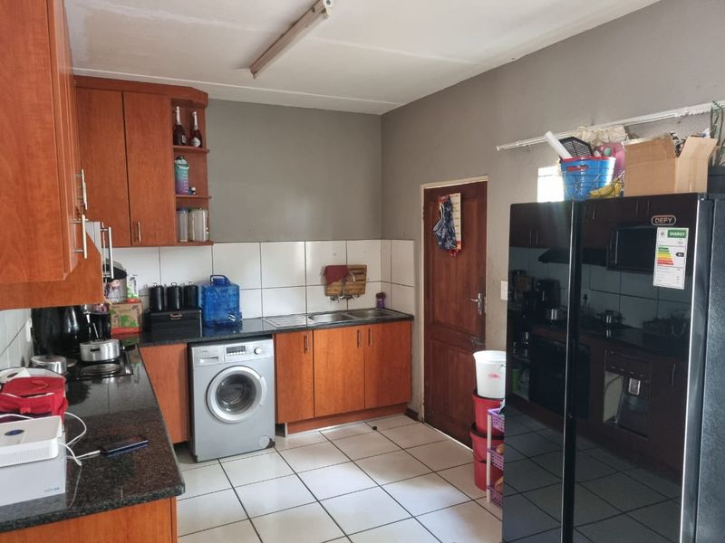 THREE BEDROOM TOWN HOUSE AVAILABLE IMMEDIATLEY 01 JANUARY 2026 - Photo 5