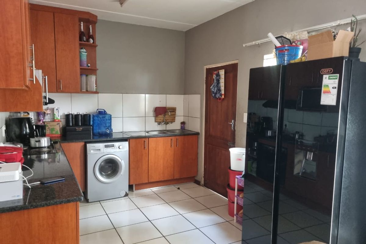 THREE BEDROOM TOWN HOUSE AVAILABLE IMMEDIATLEY 01 JANUARY 2026 - Photo 3