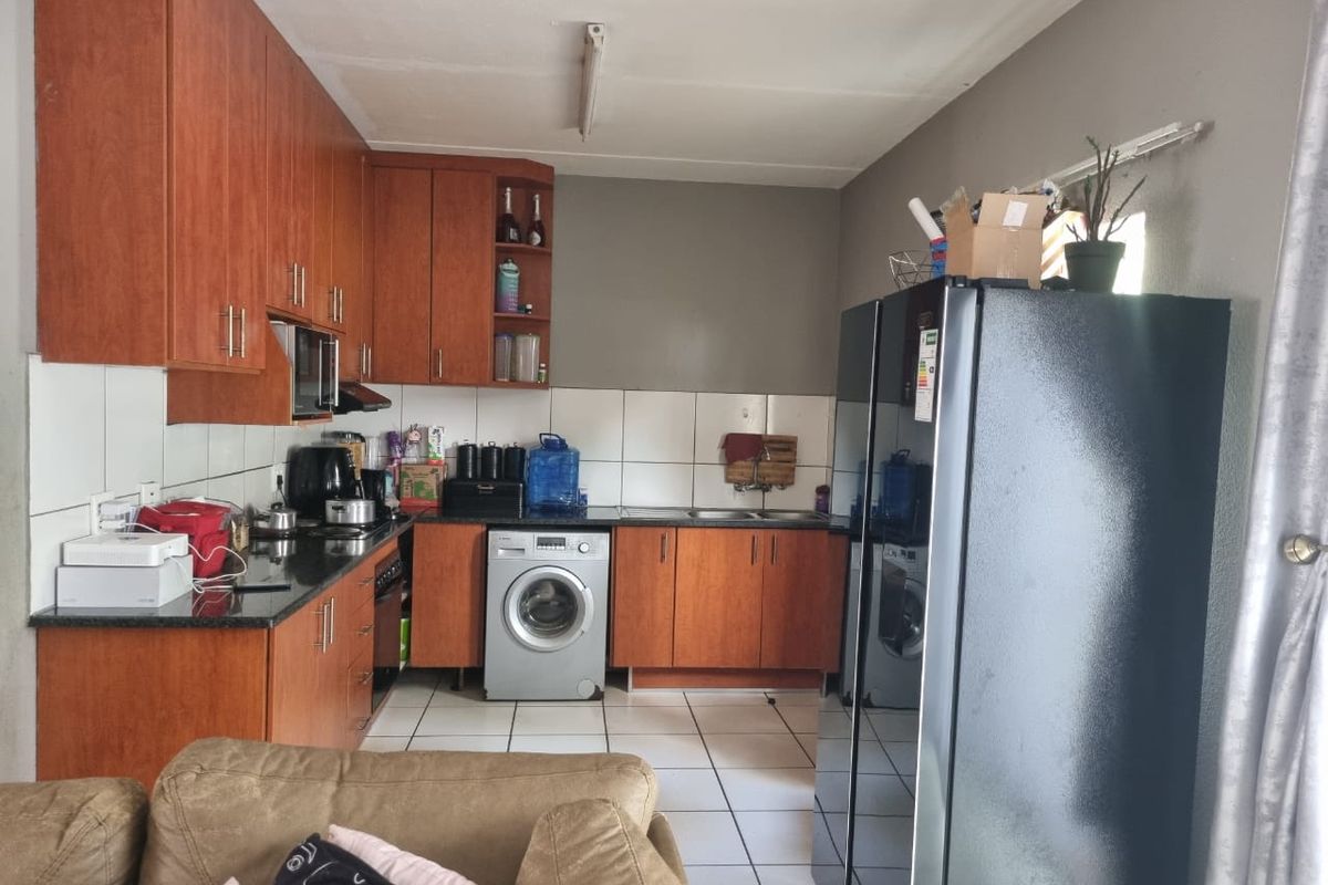 THREE BEDROOM TOWN HOUSE AVAILABLE IMMEDIATLEY 01 JANUARY 2026 - Photo 2