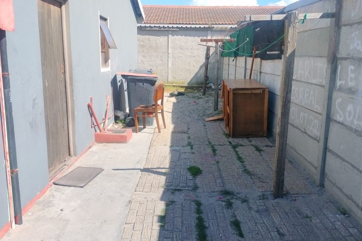 Two Bedroom Family Home For Sale in Lavender Hill - Photo 2