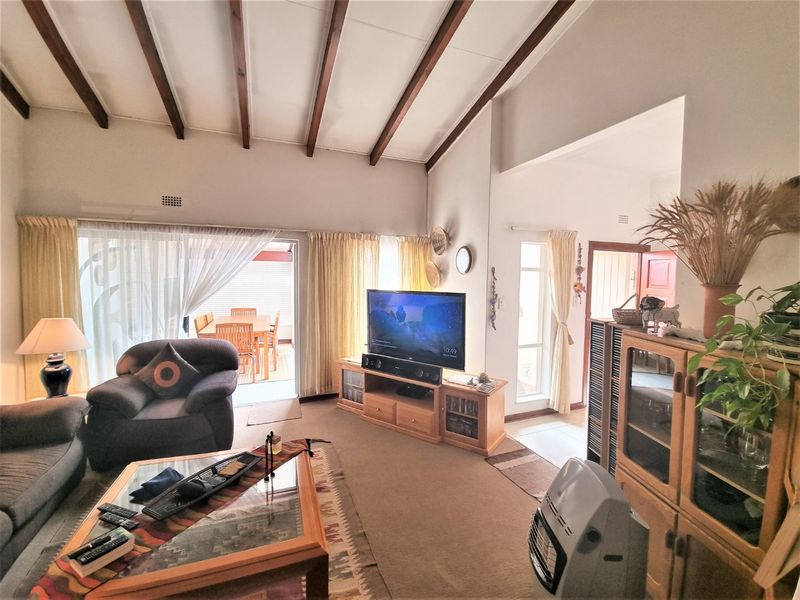 Stunning 3 Bedroom 2 Bathroom Single  Garage  Covered Carport ,  Pet Friendly Garden... - Photo 9