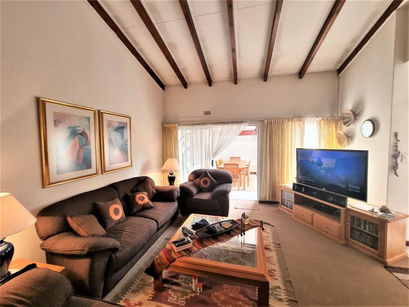 Stunning 3 Bedroom 2 Bathroom Single  Garage  Covered Carport ,  Pet Friendly Garden... - Photo 8