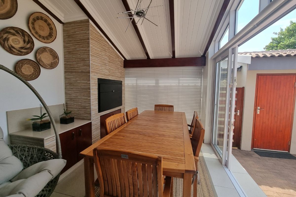 Stunning 3 Bedroom 2 Bathroom Single  Garage  Covered Carport ,  Pet Friendly Garden... - Photo 2