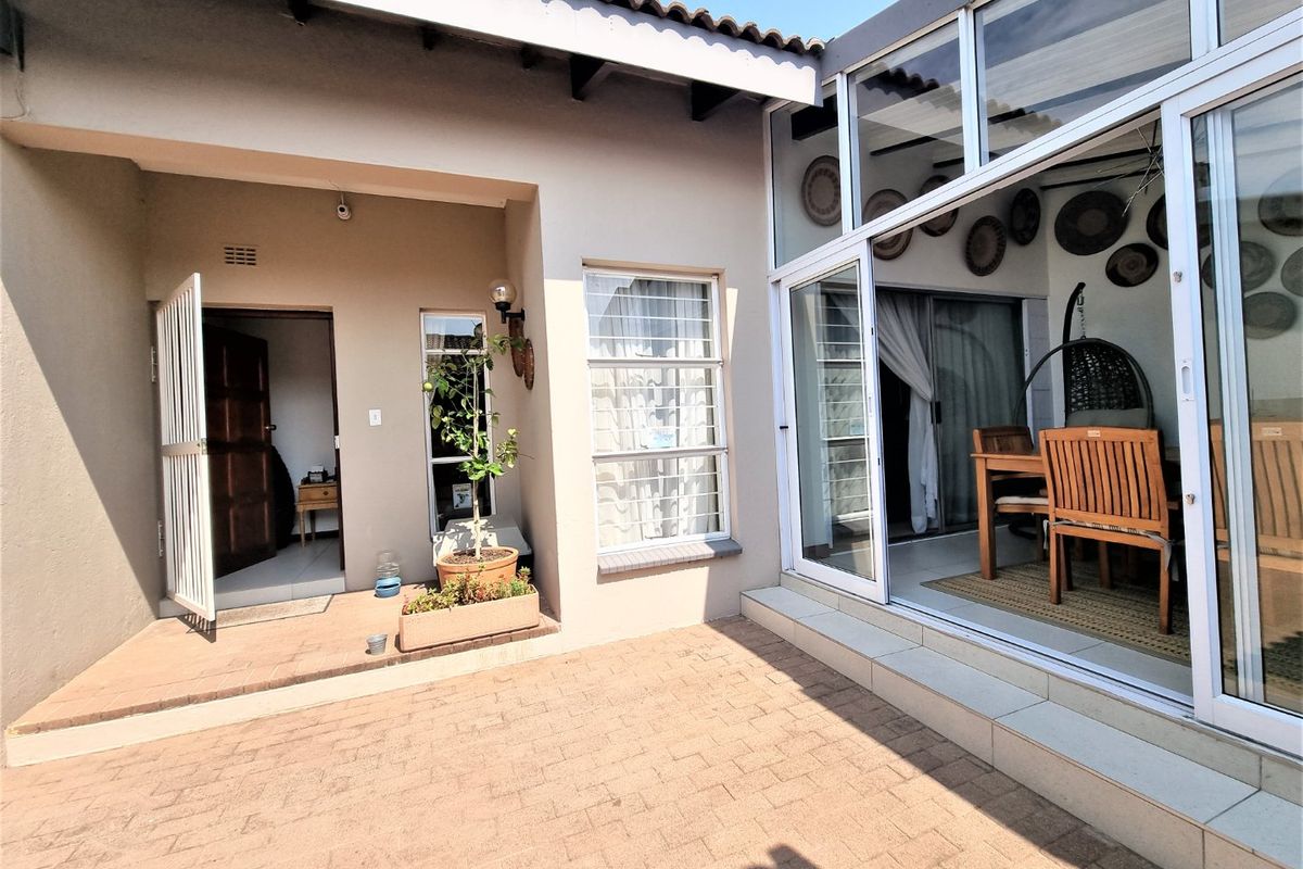 Stunning 3 Bedroom 2 Bathroom Single  Garage  Covered Carport ,  Pet Friendly Garden... - Photo 3