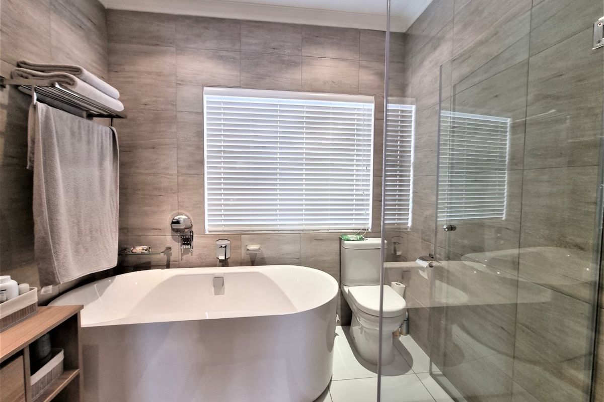Stunning 3 Bedroom 2 Bathroom Single  Garage  Covered Carport ,  Pet Friendly Garden... - Photo 4