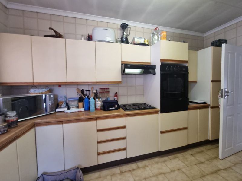 Stunning 3 Bedroom 2 Bathroom Single  Garage  Covered Carport ,  Pet Friendly Garden... - Photo 10