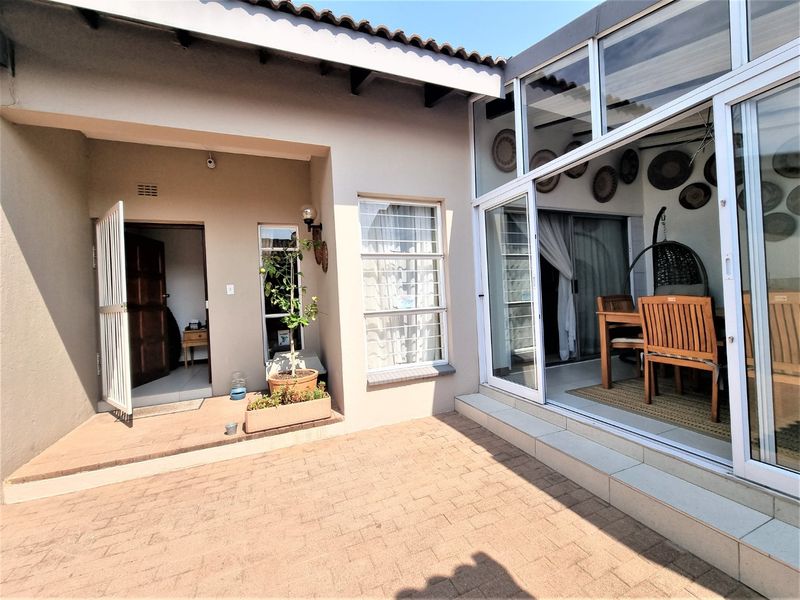 Stunning 3 Bedroom 2 Bathroom Single  Garage  Covered Carport ,  Pet Friendly Garden... - Photo 3
