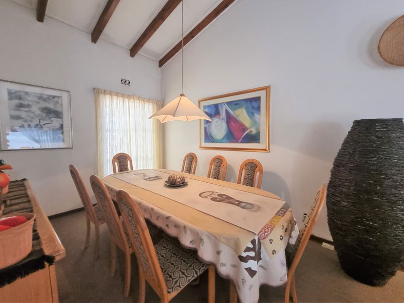 Stunning 3 Bedroom 2 Bathroom Single  Garage  Covered Carport ,  Pet Friendly Garden... - Photo 7