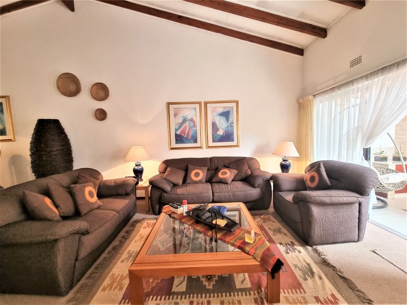 Stunning 3 Bedroom 2 Bathroom Single  Garage  Covered Carport ,  Pet Friendly Garden... - Photo 6