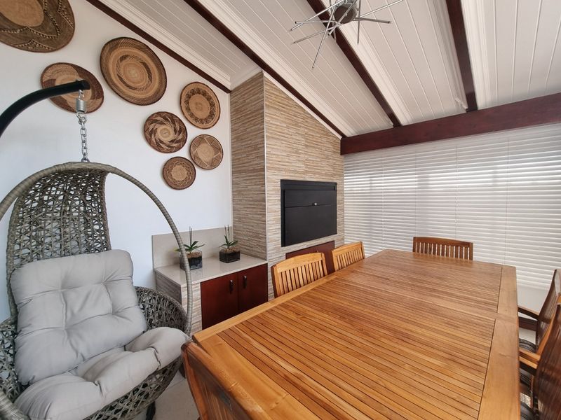Stunning 3 Bedroom 2 Bathroom Single  Garage  Covered Carport ,  Pet Friendly Garden... - Photo 1