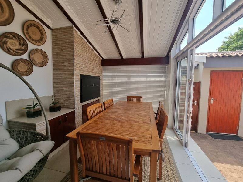 Stunning 3 Bedroom 2 Bathroom Single  Garage  Covered Carport ,  Pet Friendly Garden... - Photo 2