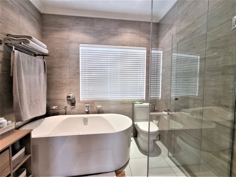 Stunning 3 Bedroom 2 Bathroom Single  Garage  Covered Carport ,  Pet Friendly Garden... - Photo 4