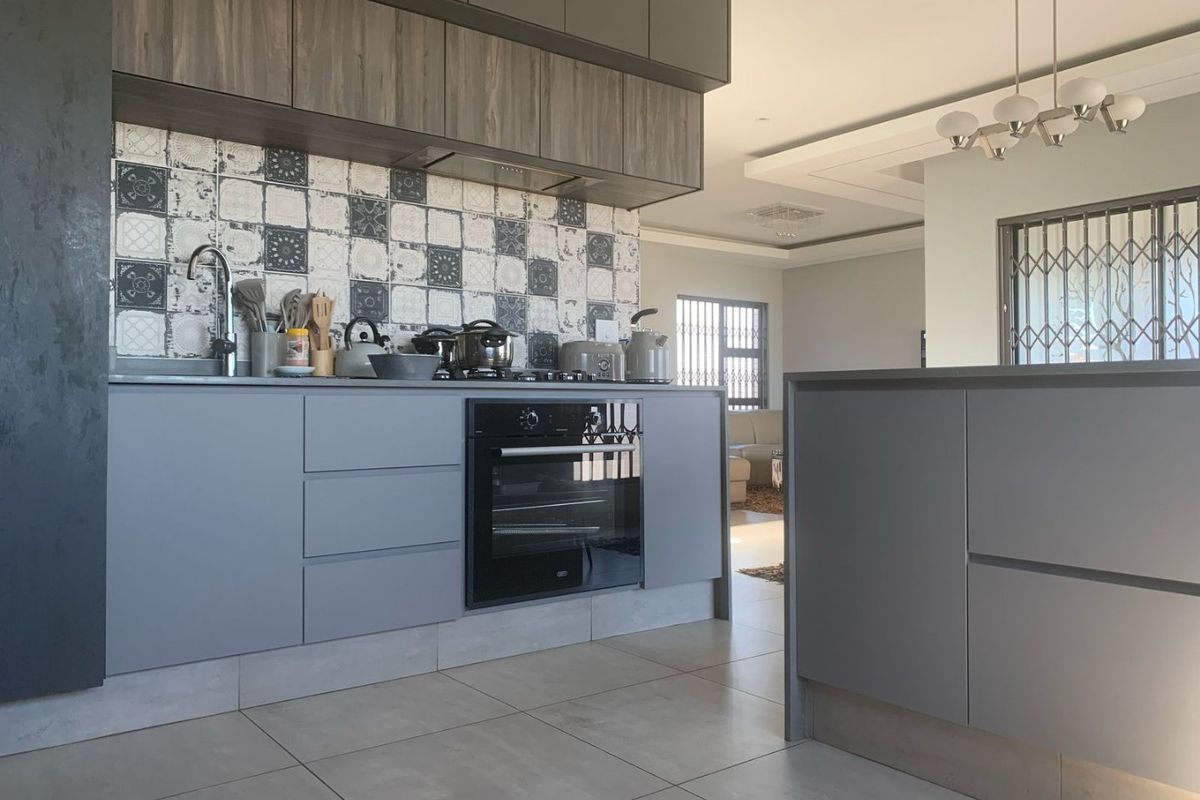 3 Bedroom Home in Helderwyk Estate - Photo 3