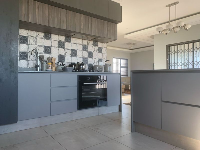 3 Bedroom Home in Helderwyk Estate - Photo 3