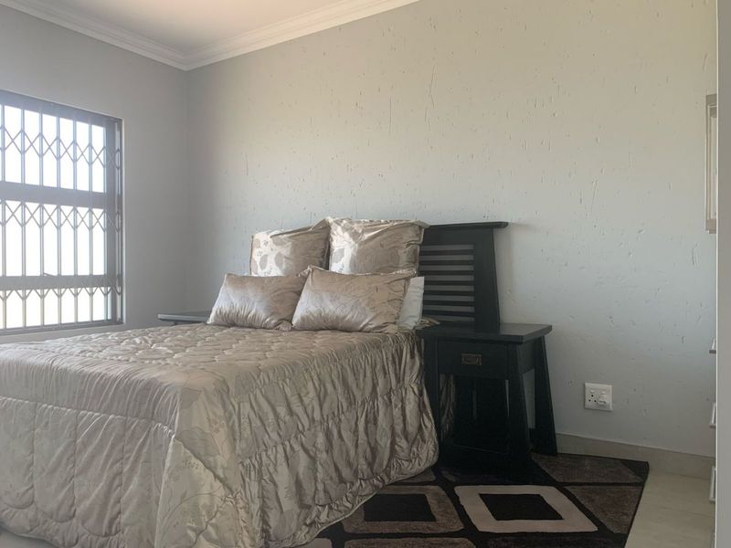 3 Bedroom Home in Helderwyk Estate - Photo 6